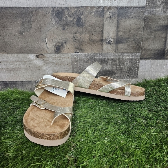 Time and Tru Sandals - Picture 6 of 7